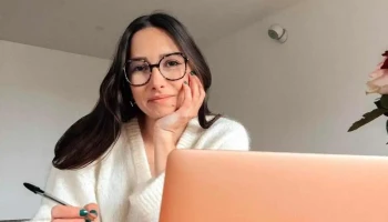 Hello Fanny cm - community manager - France